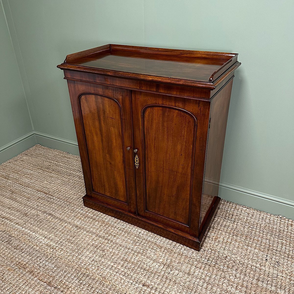 Quality Victorian Mahogany Cupboard with Fitted Interior 9 Quality Victorian Mahogany Cupboard with Fitted Interior