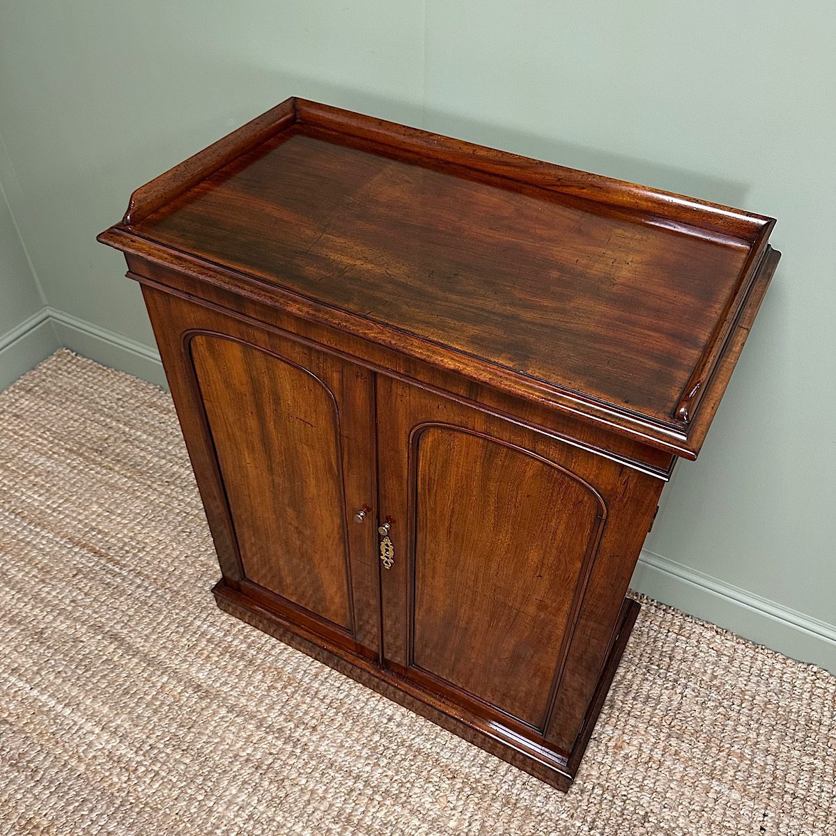 Quality Victorian Mahogany Cupboard with Fitted Interior 7 Quality Victorian Mahogany Cupboard with Fitted Interior