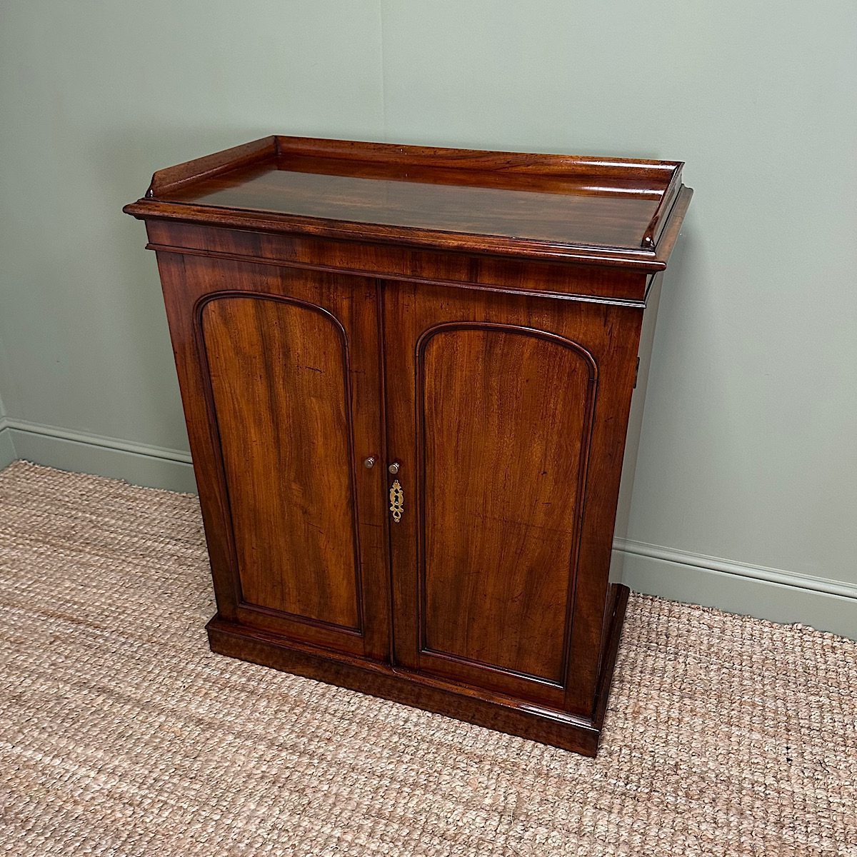 Quality Victorian Mahogany Cupboard with Fitted Interior 4 Quality Victorian Mahogany Cupboard with Fitted Interior