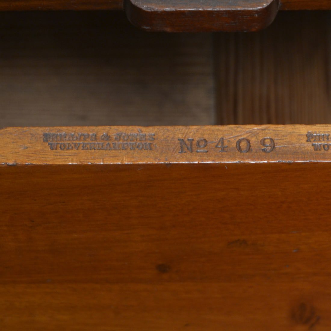 English Cabinet Makers - A to Z. 65 Philips & Jones