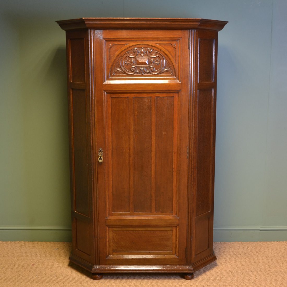 Superb Quality Gillows Antique Victorian Oak Hall Wardrobe